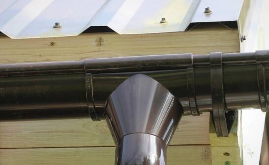 Jakie znaczenie ma orynnowanie w systemach odprowadzania wody deszczowej?