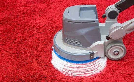 Czym różni się profesjonalne pranie wykładzin od domowych metod czyszczenia?