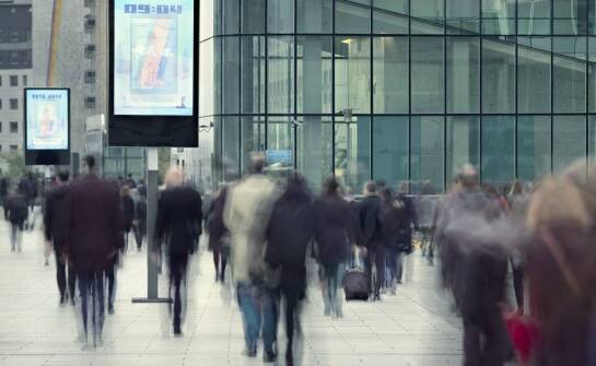 Witryny reklamowe a estetyka miejskiej przestrzeni – jak je projektować?