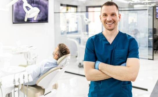 Jakie techniki stosuje chirurg stomatologiczny w celu minimalizacji bólu po zabiegach?