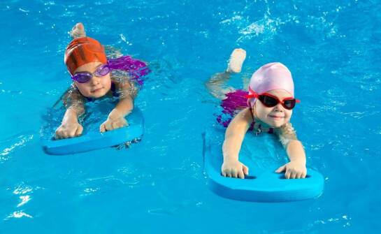 Wybór odpowiedniego kursu pływania dla szkół – co warto wiedzieć?