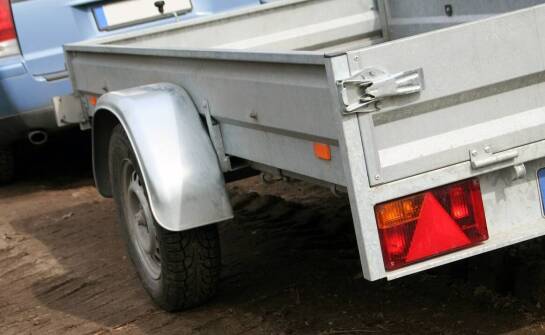 Jakie czynniki wpływają na wartość skupu naczep z ruchomą podłogą?