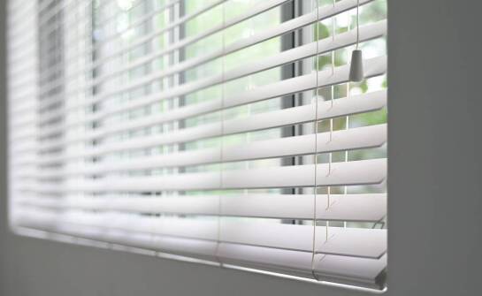 Żaluzje aluminiowe na wymiar – trwałość i nowoczesny wygląd