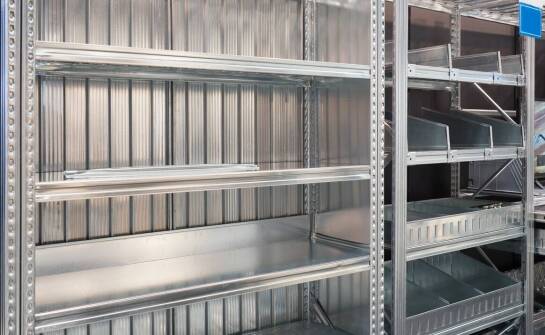 Porównanie różnych typów regałów przemysłowych dostępnych na rynku