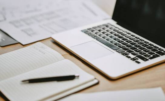 Jakie są wyzwania związane z tworzeniem stenogramów online?