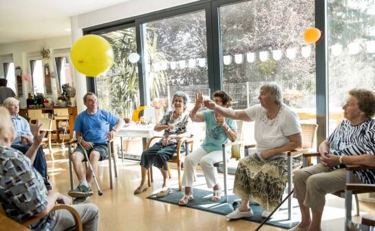 Jak domy opieki długoterminowej wspierają rozwój osobisty seniorów?