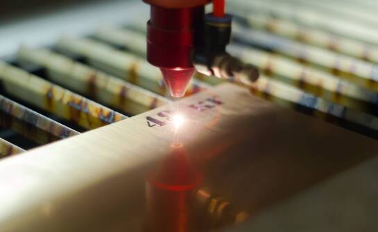 Wykorzystanie laserowego grawerowania w metalu do zwiększenia atrakcyjności wind