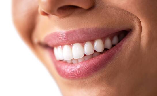 Przewaga implantów nad tradycyjnymi metodami protetyki zębowej