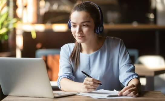 Jak skutecznie pracować nad akcentem w ramach kursów online?