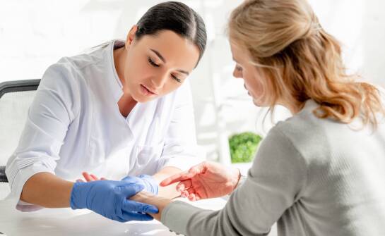 Porady dermatologa: jak skutecznie walczyć z otyłością i jej wpływem na skórę?