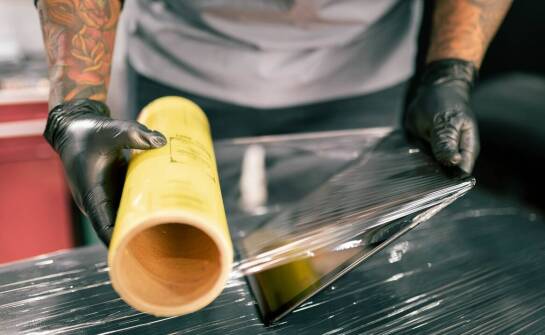 Jakie są kluczowe korzyści z zastosowania folii stretch mini w branży farmaceutycznej?