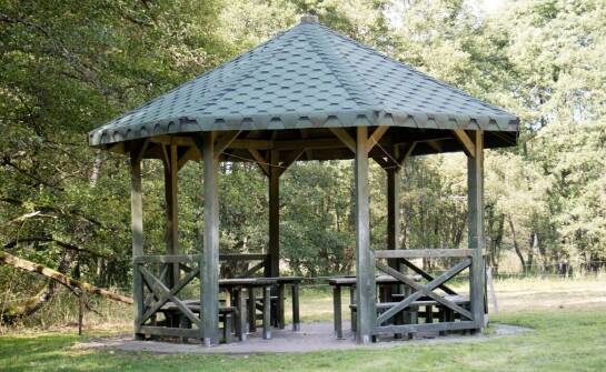 Jakie są najważniejsze cechy altan ogrodowych jednospadowych wykonanych z drewna C24?