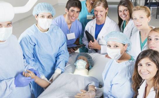 Mobilność w medycynie – znaczenie przewijaków na kółkach w codziennej pracy