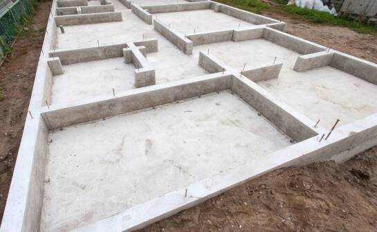 Prefabrykowane fundamenty jako podstawa dla ekologicznych domów na słupach