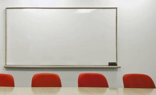 Jaką rolę odgrywają tablice suchościeralne w salach konferencyjnych w centrum Warszawy?