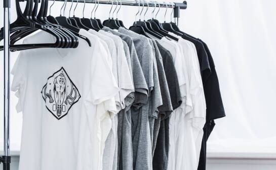 Jak tanie T-shirty outletowe wpływają na zróżnicowanie oferty sklepów?