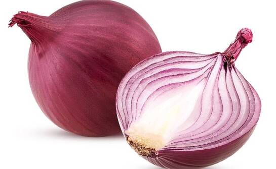 Cebula czerwona obrana w tradycyjnych daniach kuchni świata