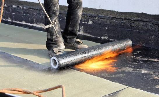 Jakie są zalety stosowania papy termozgrzewalnej na dachach?