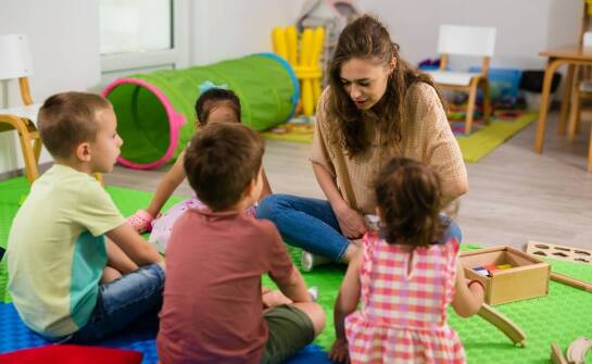 Zajęcia integracji sensorycznej w żłobku chorzów - jak pomagają dzieciom?