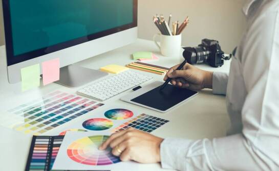 Proces projektowania teczek z nadrukiem firmowym – od koncepcji do realizacji