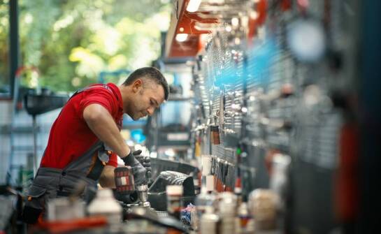 Jak regeneracja tłoków hydraulicznych wpływa na oszczędności w przemyśle budowlanym?