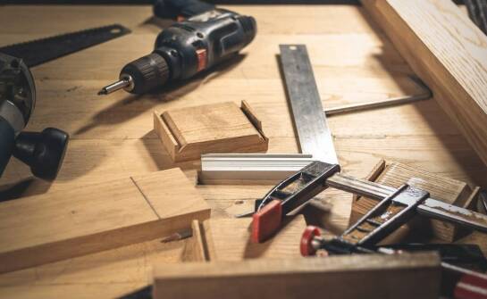 Różnorodność okuć ciesielskich w ofercie dla różnych potrzeb budowlanych