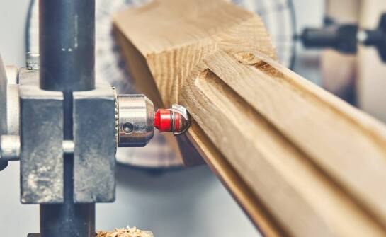 Polewarki szczotkowe a efektywność procesu lakierowania drewna