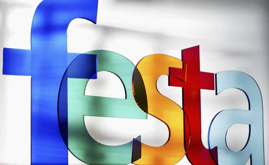 Jak trwałe klejenie plexiglasu wpływa na estetykę wyrobów reklamowych