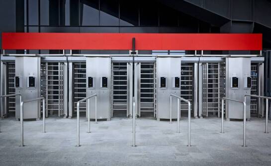 Dlaczego warto inwestować w kurtyny przeciwpożarowe dla fabryk?