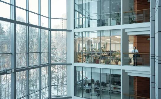 Bezpieczeństwo pożarowe w budynkach wielokondygnacyjnych dzięki kurtynom materiałowym