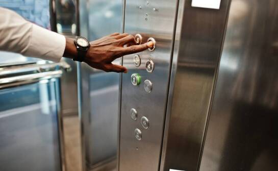 Jakie są wytyczne dotyczące konserwacji wind w budynkach użyteczności publicznej?