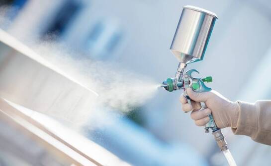 Jakie są kluczowe korzyści z inwestycji w malowanie natryskowe?