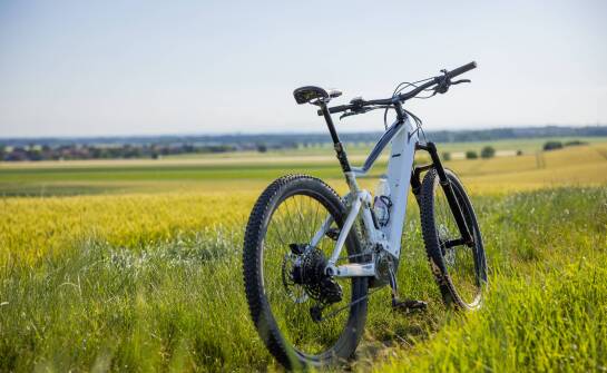 Możliwość montażu akumulatora rozszerzającego w rowerze trailowym: co warto wiedzieć