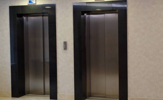 Jak części zamienne wpływają na wydajność wind osobowych?