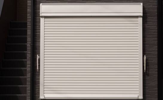 Kurtyny rolowane w kontekście norm i przepisów bezpieczeństwa pożarowego