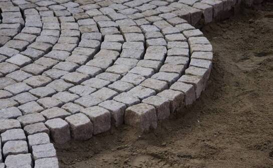 Jak granitowa kostka brukowa wpływa na prestiż i funkcjonalność przestrzeni?