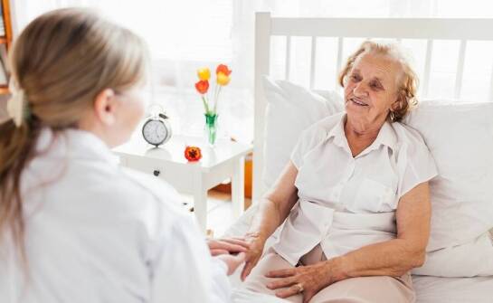 Jak psycholodzy wspierają mieszkańców domów opieki w codziennych wyzwaniach?