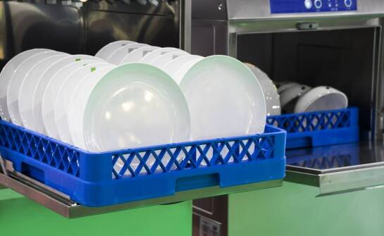 Znaczenie wysokiej jakości stołów do zmywarek w utrzymaniu czystości naczyń