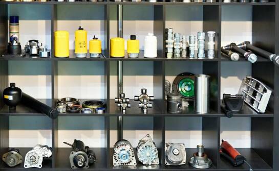 Oryginalne części zamienne vs zamienniki – co wybrać do naprawy wózków widłowych?