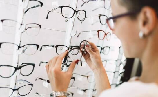 W jaki sposób optyk tarchomin dobiera okulary przeciwsłoneczne do indywidualnych potrzeb klienta?