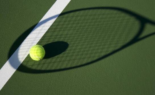 Jak korzystać z krytych kortów tenisowych przez cały rok?