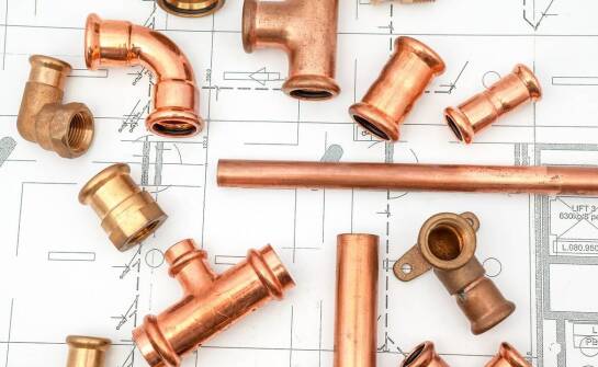 Kluczowe czynniki wpływające na wybór odpowiednich instalacji wodno-kanalizacyjnych