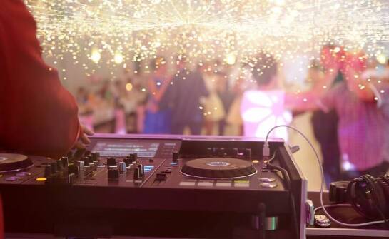 Personalizacja playlisty na wesele – jak DJ może spełnić Twoje muzyczne marzenia