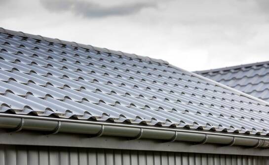 Cena blachodachówki a koszty eksploatacji dachu – co warto uwzględnić?