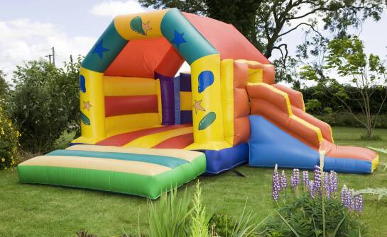 Zastosowanie dmuchanego zamku do skakania w organizacji festynów i pikników