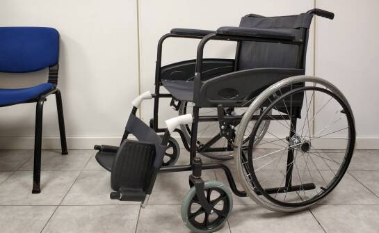 Jakie elementy są kluczowe dla efektywnej naprawy wózka inwalidzkiego?