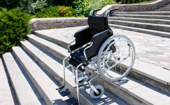 Naprawa a wymiana: kiedy lepiej naprawić, a kiedy wymienić części w skuterze inwalidzkim?
