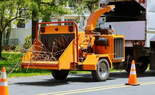 Profesjonalny wynajem rębaków – korzyści dla projektów leśnych i ogrodniczych