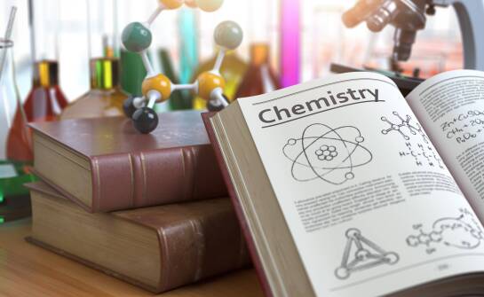 Zalety nauki chemii w małych grupach na kursach online