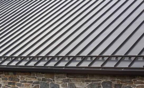 Jak blachodachówka modułowa wpływa na oszczędności w wycenie dachu?